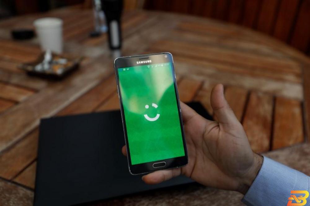 رجل يفتح تطبيق كريم في مكتبه في الضفة الغربية. صورة من أرشيف رويترز كريم لتطبيقات طلب سيارات الأجرة تدخل السودان
