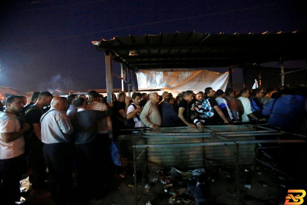 عمال فلسطينيون متوجهون إلى عملهم داخل إسرائيل عبر أحد الحواجز-أرشيف رويترز سعد: مليار دولار سنوياً خسارة الاقتصاد جراء سماسرة تصاريح العمل