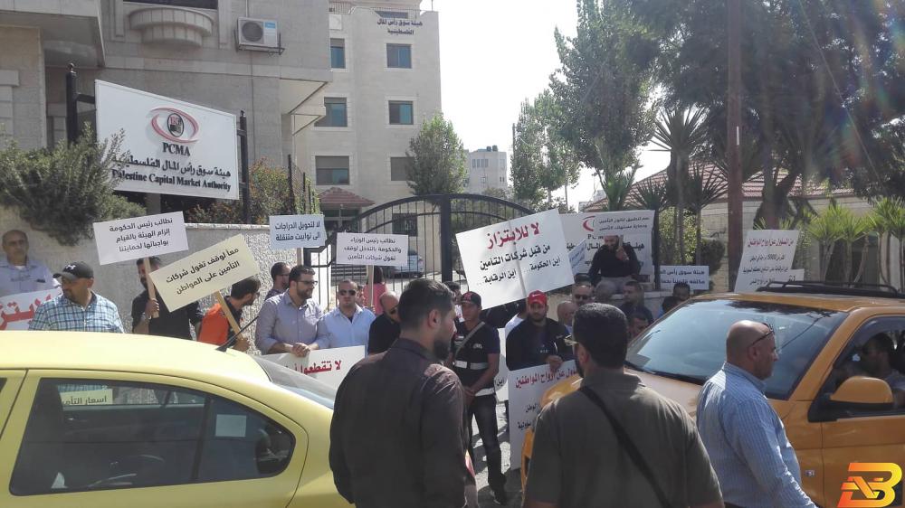 جانب من الوقفة الاحتجاجية مختصون: رفع أسعار تأمين الدراجات غير قانوني!، وأصحاب الدراجات يحتجون