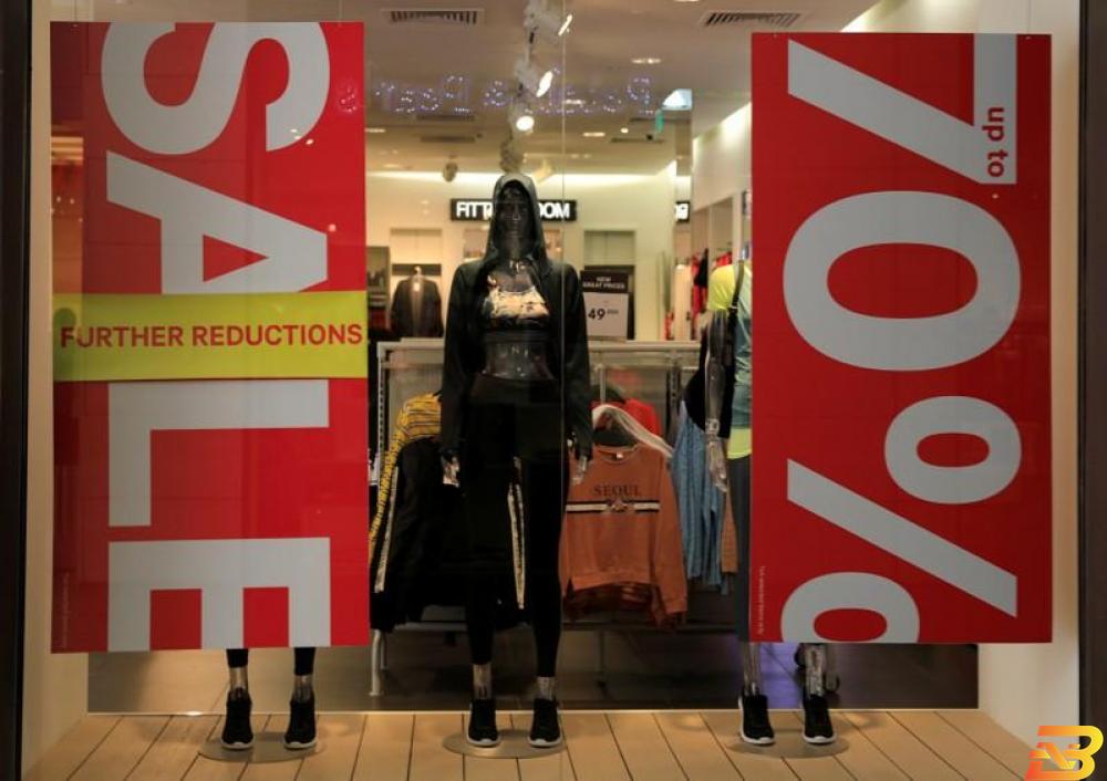 متجر ملابس في بيروت يوم 28 سبتمبر أيلول 2018. تصوير: جمال السعيدي - رويترز تحليل-تراجع سندات لبنان يعزز مخاوف بشأن العملة وضغوطا لتنفيذ إصلاحات مالية