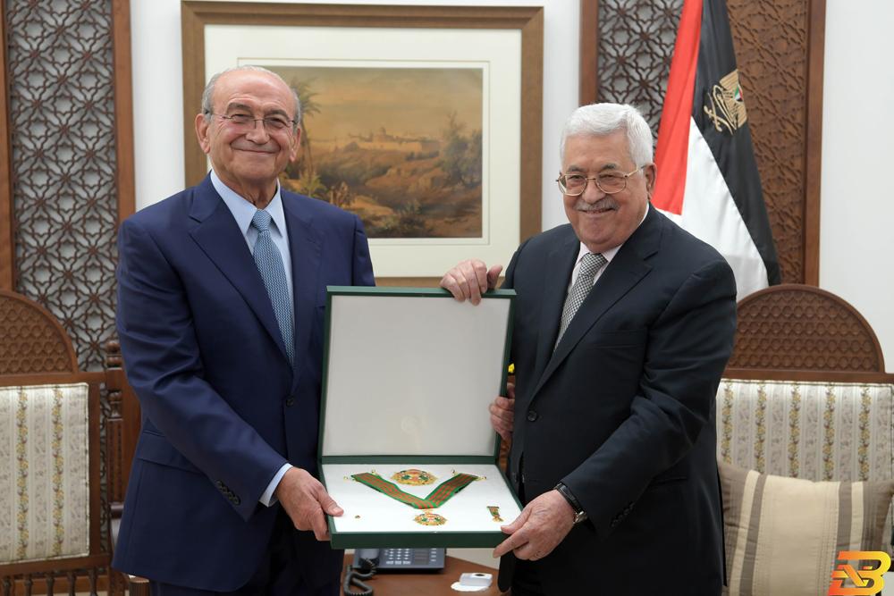 الرئيس عباس يقلد المصري النجمة الكبرى لوسام القدس-تصوير ثائر غنايم الرئيس يقلد الاقتصادي الوطني صبيح المصري النجمة الكبرى لوسام القدس