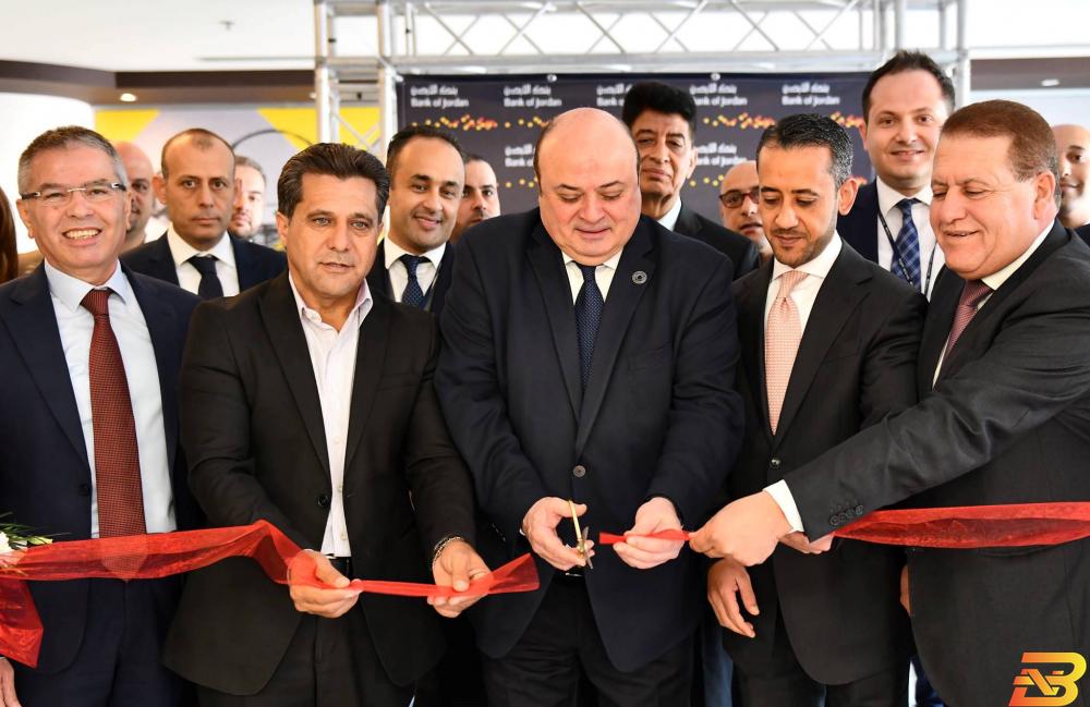 جانب من قص شريط الافتتاح رام الله: بنك الأردن يفتتح الموقع الجديد لفرع المنطقة الصناعية