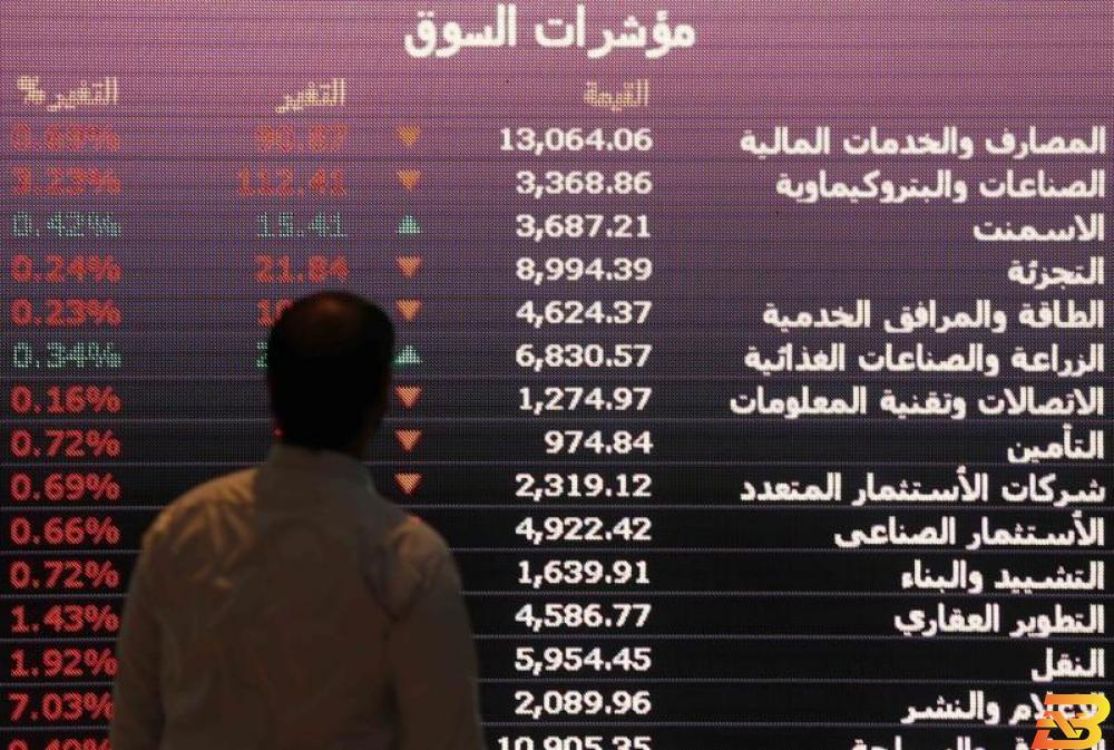 متعامل البورصة السعودية بالرياض يتابع لوحة إلكترونية تعرض أسعار الأسهم - صورة من أرشيف رويترز صعود معظم بورصات الشرق الأوسط والبورصة المصرية تقفز بدعم من أسهم قيادية