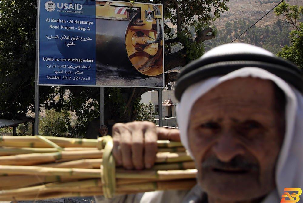 لوحة تعريفية لأحد مشاريع الUSAID في محافظة نابلس-تصوير AFP ما هي تداعيات وقف عمل الUSAID في الضفة والقطاع؟