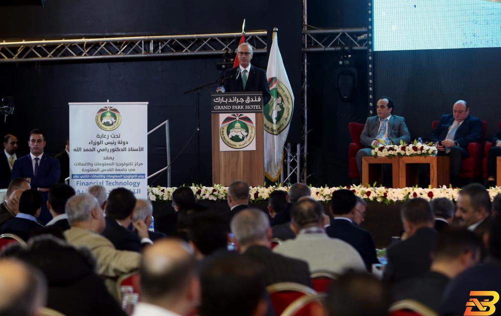 رئيس الوزراء خلال مشاركته في حفل إطلاق فعاليات يوم تكنولوجيا المعلومات والاتصالات الثاني عشر-تصوير معن خليفة الحمد الله يثمن جهود القائمين على تطويع التكنولوجيا المالية كأداة للتنمية وخلق فرص العمل