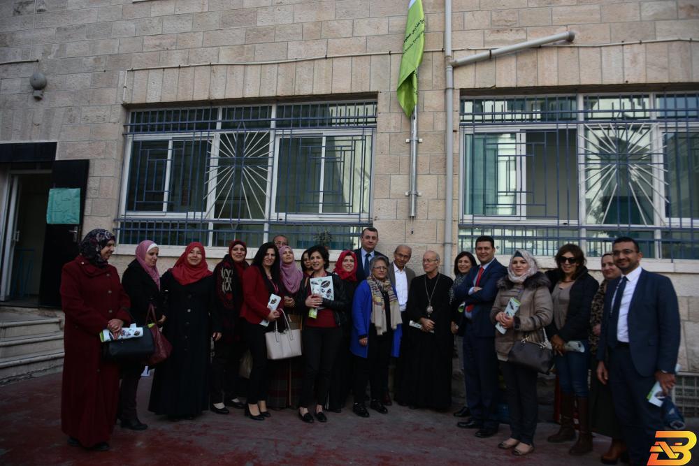 بدعم من بنك فلسطين-بلدية رام الله ترفع علم مدرسة صحية وصديقة للبيئة 