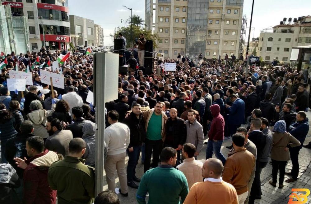 جانب من الاعتصام بالتزامن مع اجتماع الحكومة-اعتصام أمام مجلس الوزراء للمطالبة بإلغاء ’الضمان’