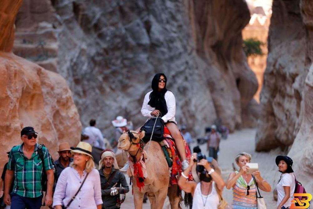 سائحون في الأردن - صورة من أرشيف رويترز ارتفاع الدخل السياحي للأردن الى 5 مليارات دولار