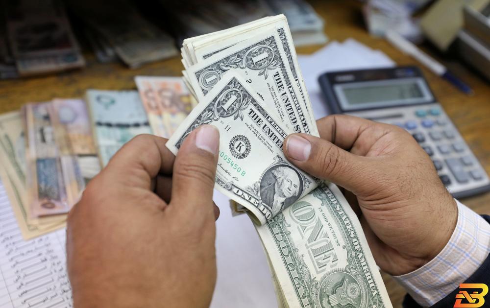 موظف يعد أوراقا نقدية من الدولار الأمريكي في القاهرة - أرشيف رويترز مصر ترفع سعر صرف الدولار في ميزانية 2018-2019