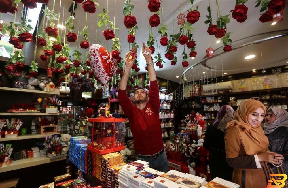 احتفالات عيد الحب تُنعش الحركة التجارية بشكل محدود في غزة
