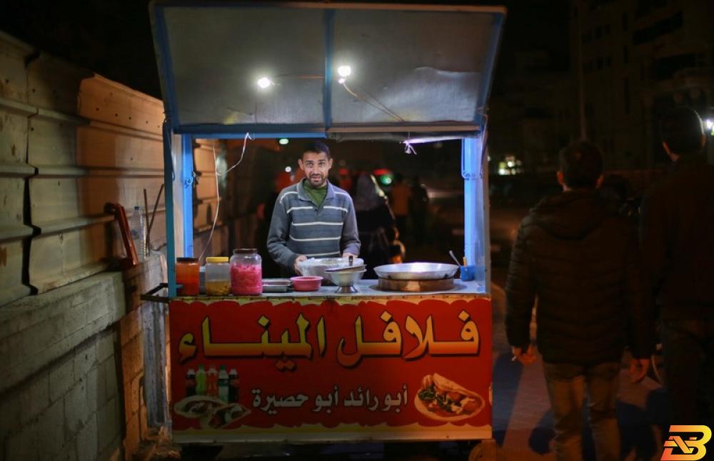 الكافتيريات المؤقتة على ’كورنيش’ بحر غزة تساهم في تنشيط الحركة السياحية