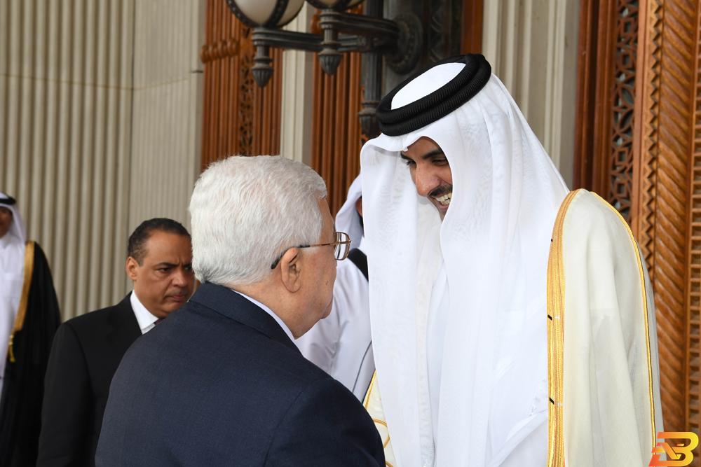 صورة أرشيفية تجمع الرئيس محمود عباس وأمير قطر تميم بن حمد آل ثاني قطر تخصص 480 مليون دولار للفلسطينيين على شكل منح وقروض