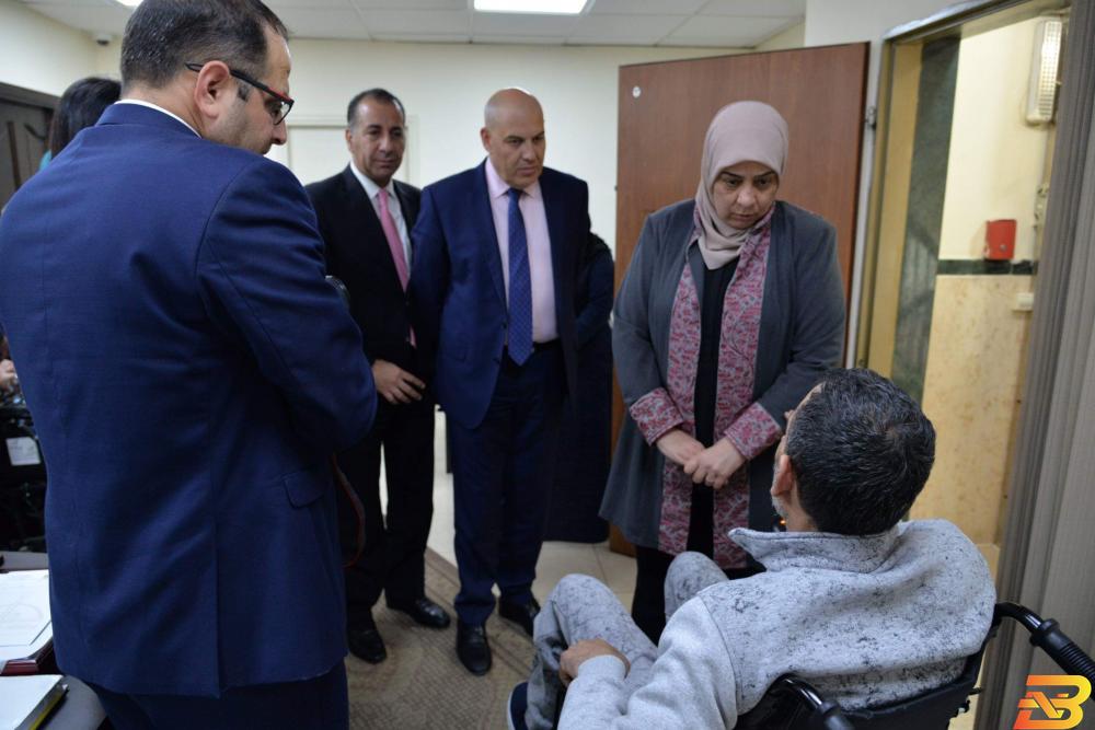 بنك القدس يوفر كرسيين كهربائيين لشخصين من ذوي الإعاقة
