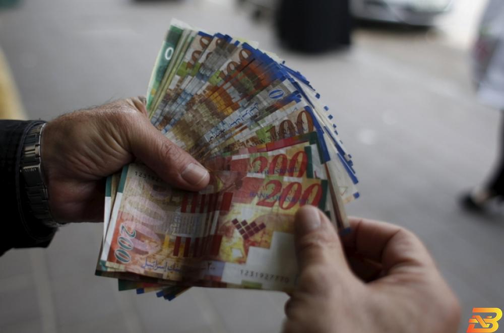 صورة توضيحية-أوراق من عملة الشيكل الإسرائيلية جمعيات التوفير الصغيرة في غزة مهددة جراء الأوضاع الاقتصادية الصعبة