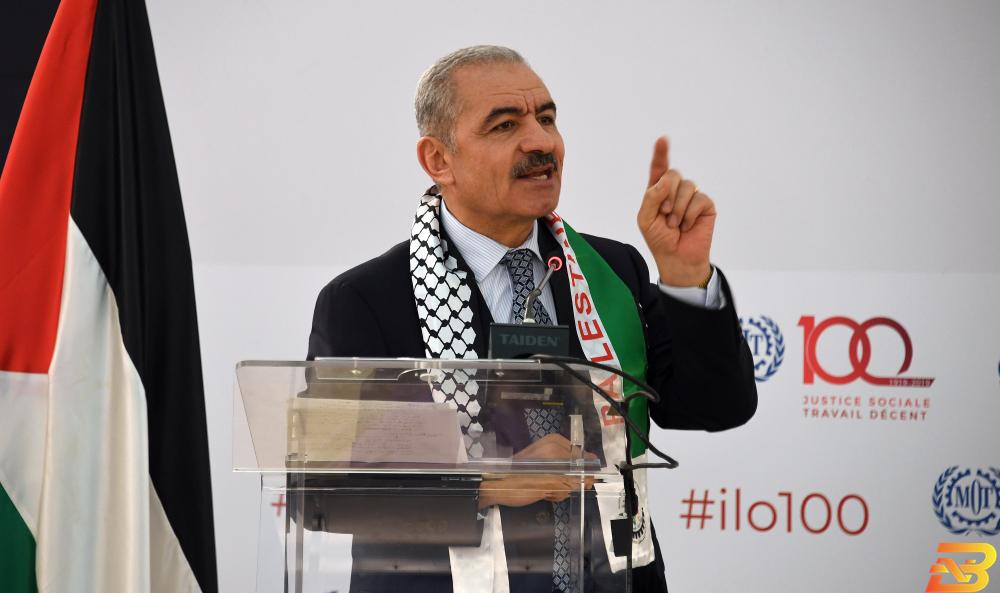 رئيس الوزراء يلقي كلمته خلال الملتقى الدولي للتضامن مع عمال وشعب فلسطين اشتية: من يظن أننا نبحث عن حل اقتصادي هو مخطئ