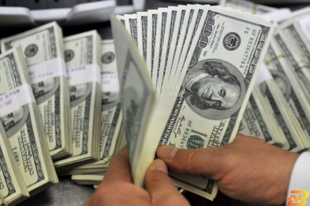 أوراق من عملة الدولار-أرشيف وكالات مليار دولار رصيد الدين الخارجي الحكومي نهاية الربع الأول من العام الجاري