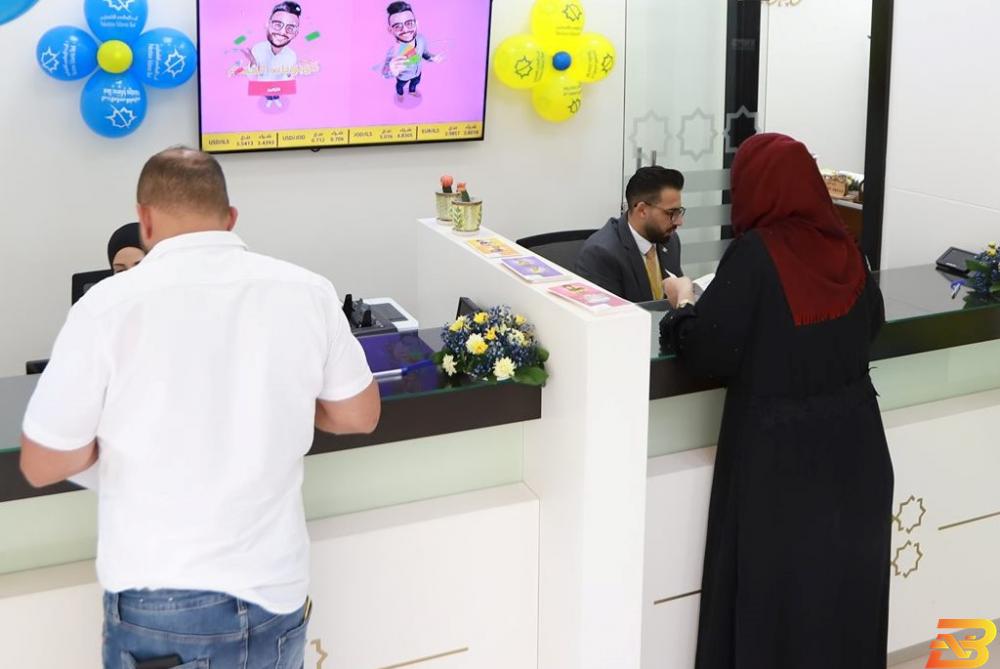 عملاء في مكتب للبنك الاسلامي الفلسطيني في حلحول أكثر من 1.1 مليار دولار ودائع العملاء في الخليل