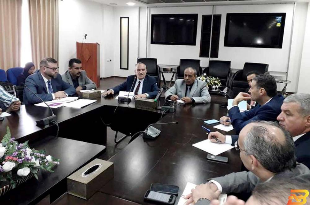 وزير الاتصالات وتكنولوجيا المعلومات اسحق سدر يتحدث خلال الاجتماع وزير الاتصالات: نسعى لتخفيض أسعار الاتصالات والانترنت