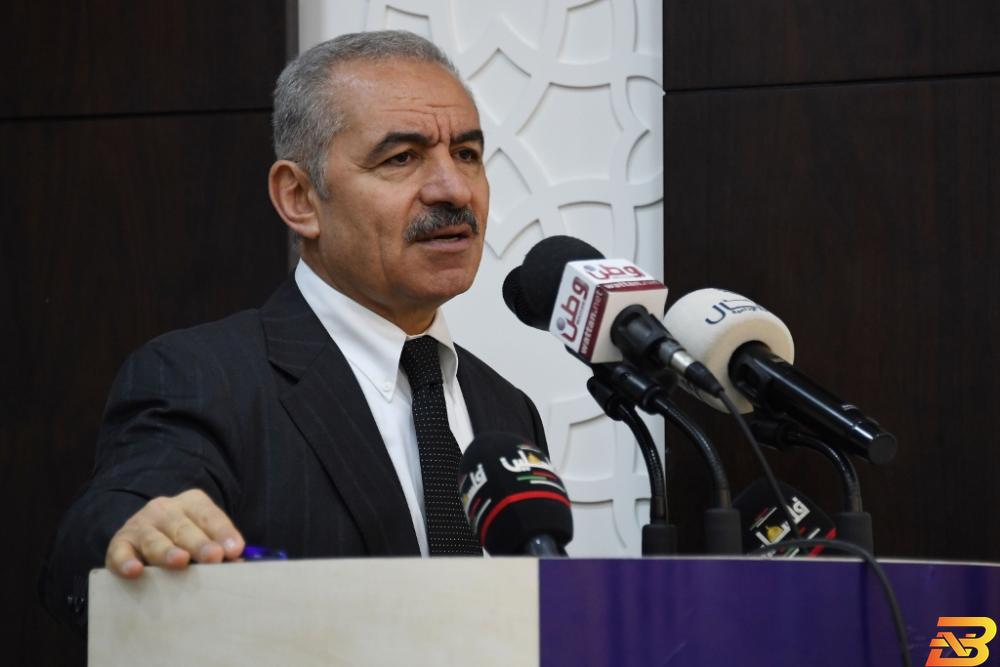 رئيس الوزراء محمد اشتية يلقي كلمة خلال اللقاء اشتية: وفرنا 250 مليون دولار لإنشاء بنك استثماري