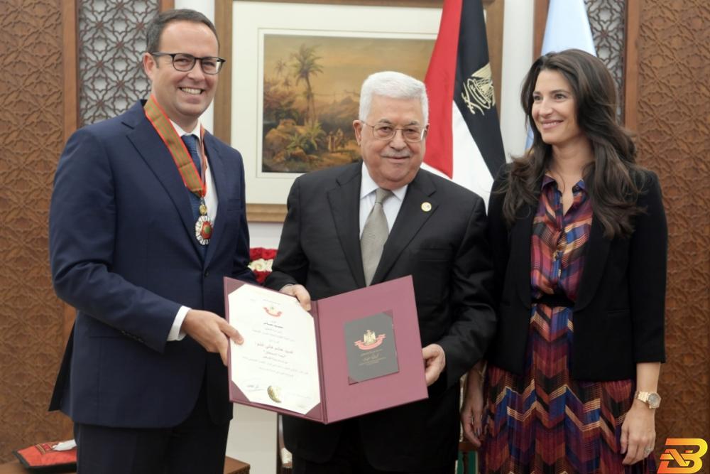 جانب من التكريم الرئيس يقلد هاشم الشوا ’نجمة الاستحقاق’ من وسام دولة فلسطين