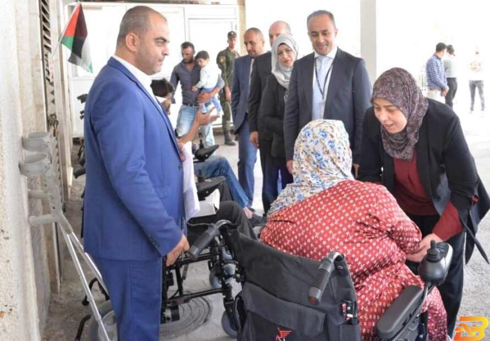 جانب من تسليم الكراسي تسليم كراسي كهربائية لعدد من ذوي الإعاقة بمساهمة من بنك الأردن