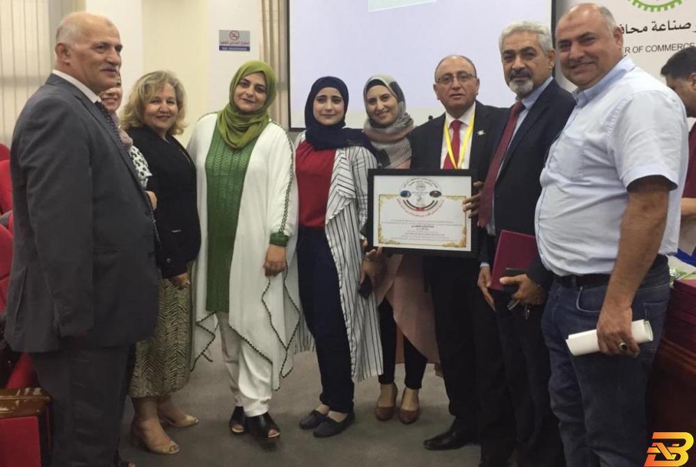 جانب من تسليم الجائزة للبنك الإسلامي الفلسطيني البنك الإسلامي الفلسطيني ’شخصية فلسطين الأولى في مكافحة التدخين’