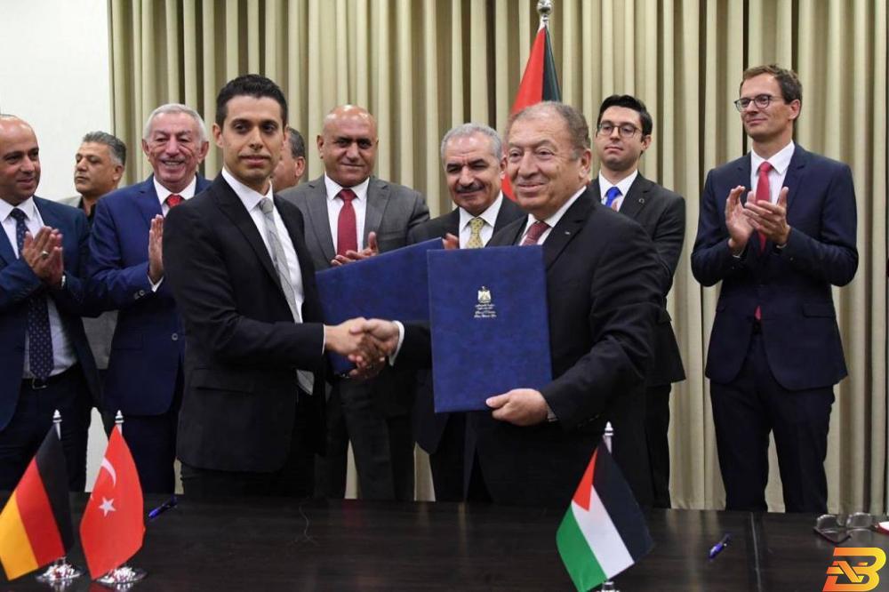 جانب من توقيع الاتفاقية توقيع عقد لتنفيذ أعمال البنية التحتية لمشروع منطقة جنين الصناعية