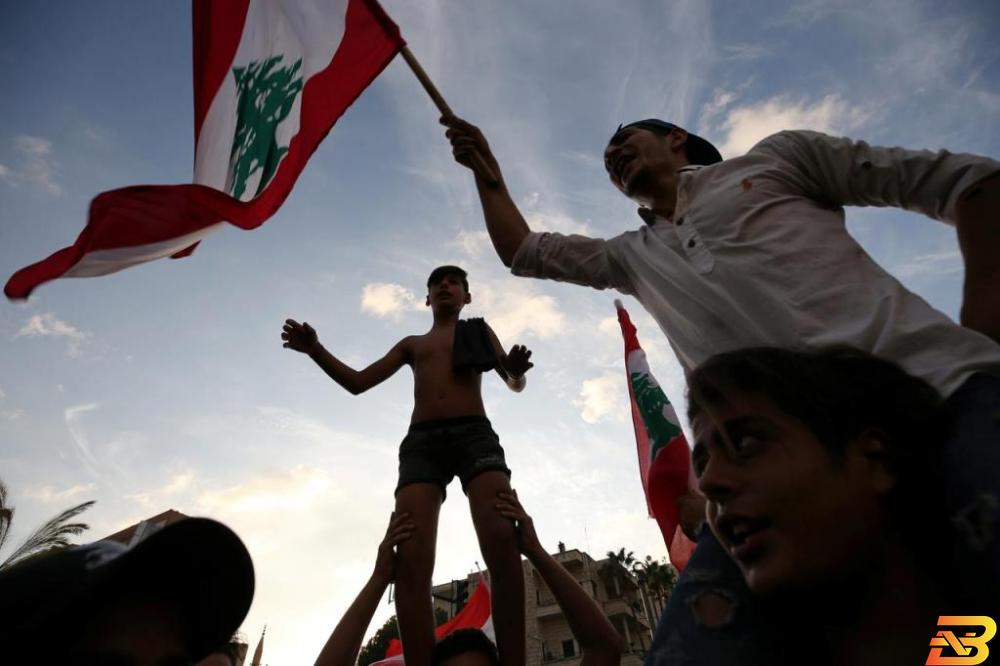 محتجون لبنانيون بمدينة صيدا في لبنان يوم الجمعة. تصوير: علي حشيشو - رويترز. على حافة الهاوية .. لبنان أمام يوم الحساب بسبب الفساد