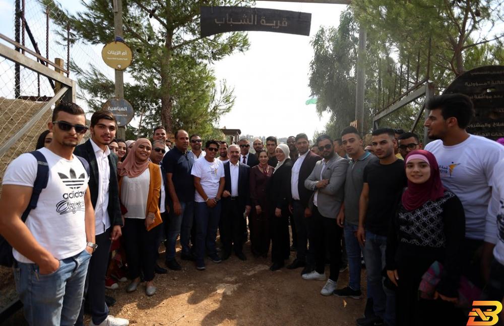 جانب من زيارة رئيس الوزراء محمد اشتية لقرية الشباب في كفر نعمة اشتية: سنطلق مبادرة لتدريب الشباب على الترميز والبرمجة