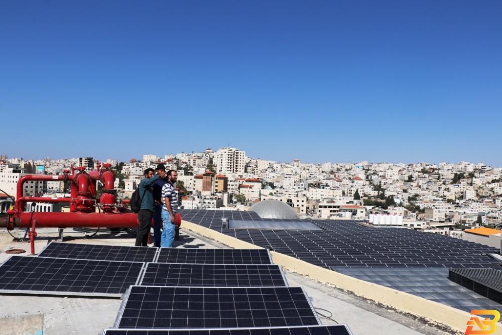 كهرباء الخليل تختبر أكبر مشروع طاقة شمسية بالمحافظة 