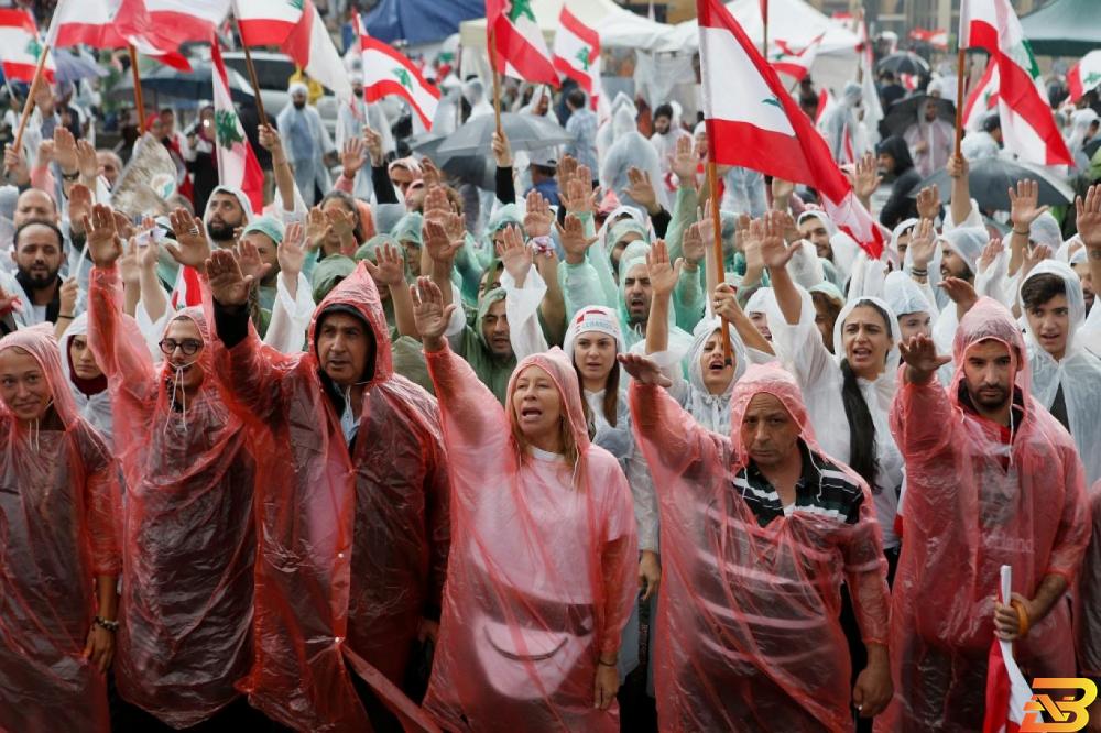 بنوك لبنان تظل مغلقة لحين عودة الهدوء وسط مظاهرات عارمة