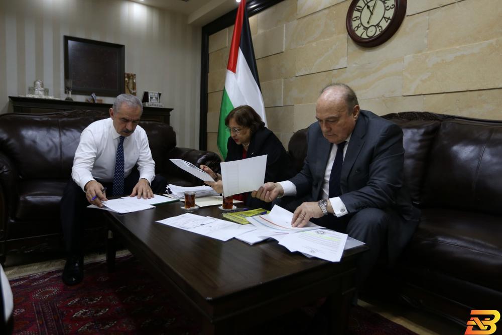 جانب من الاجتماع رئيس الوزراء: المالية تحول 20 مليون شيقل لمستشفى المطلع