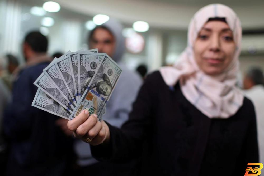 مواطنون من غزة يتسلمون المنحة القطرية-أرشيف رويترز ’البنج’ القطري ينتهي آخر العام: غزة على موعد مع أزمة كبيرة