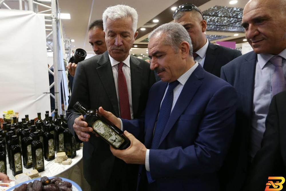 رئيس الوزراء محمد اشتية يفتتح معرض الصناعات الفلسطينية 2019 اشتية خلال افتتاحه معرض الصناعات: الانفكاك عن الاحتلال ليس شعارا