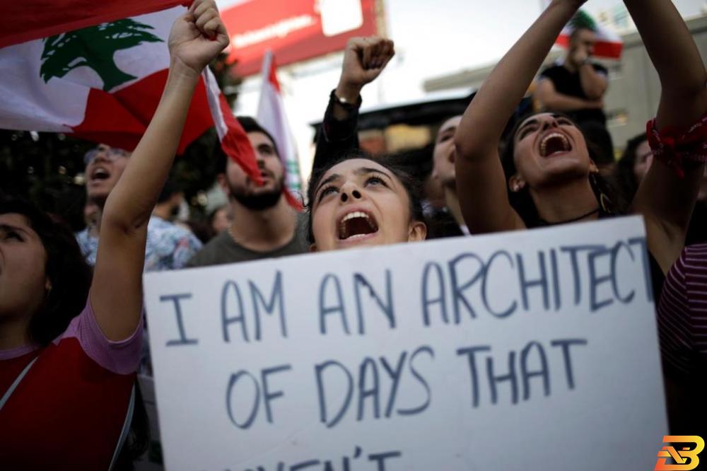محتجون لبنانيون مناهضون للحكومة أمام المقر الرئيسي لشركة ألفا في بيروت يوم 7 نوفمبر تشرين الثاني 2019. صورة لرويترز. تحقيق-الكهرباء والاتصالات والبنوك أبرز أسباب معاناة اللبنانيين