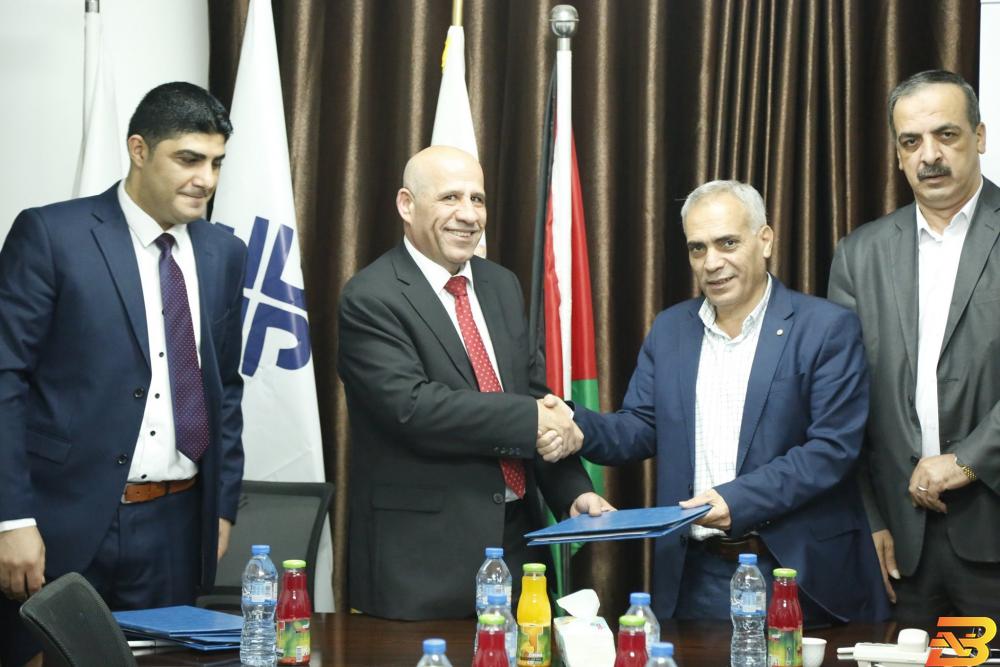 جانب من توقيع الاتفاقية مذكرة تفاهم لدعم المشاريع الريادية للشباب في غزة