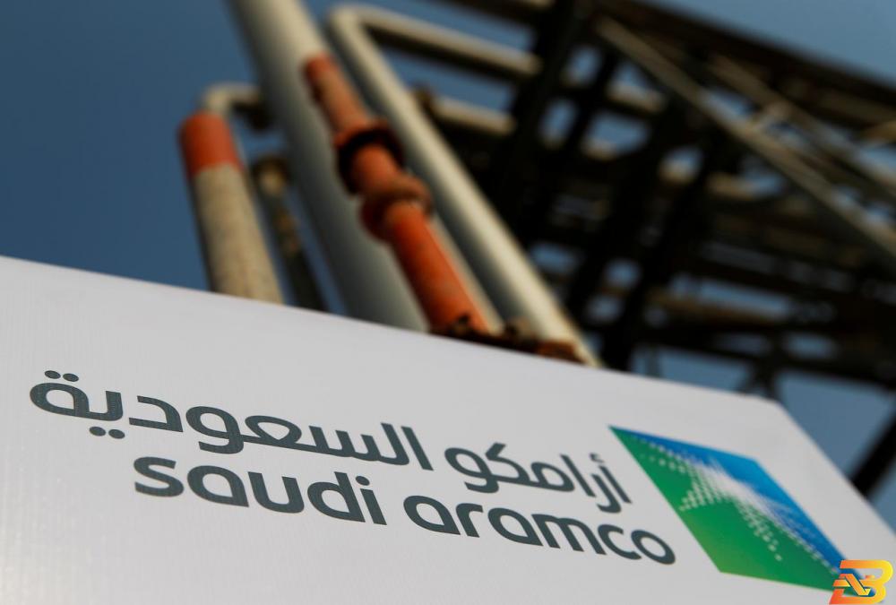 شعار شركة أرامكو على منشأة تابعة لها في بقيق بالسعودية يوم 12 أكتوبر تشرين الأول 2019. تصوير: مكسيم شيميتوف-رويترز. عن كثب-مستثمرون أجانب كثيرون ينأون بأنفسهم عن طرح أرامكو