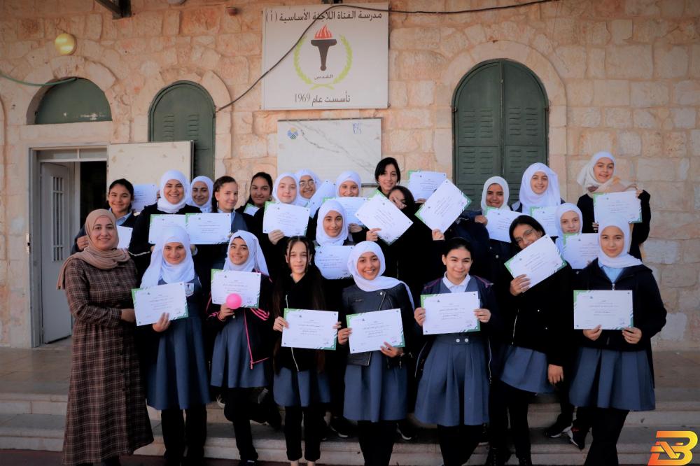 عدد من الطالبات المشاركات في البرنامج كهرباء القدس وإنجاز فلسطين تختتمان برنامجاً تطوعياً