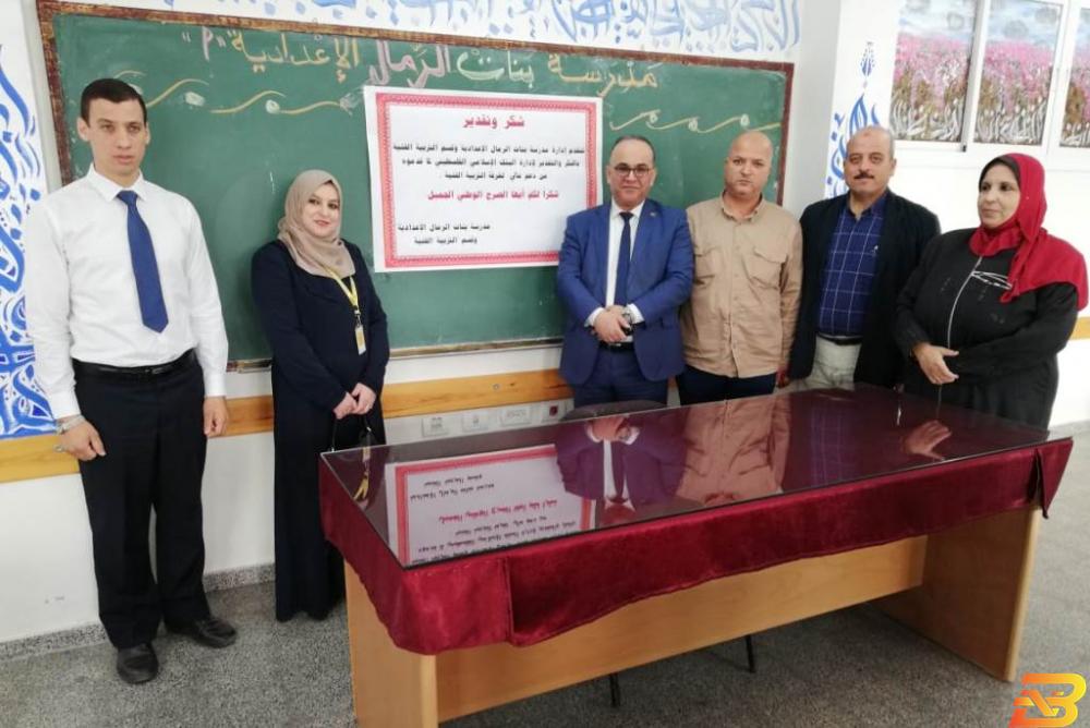 جانب من تسليم الدعم للمدرسة الإسلامي الفلسطيني يدعم مدرسة الرمال الإعدادية في غزة