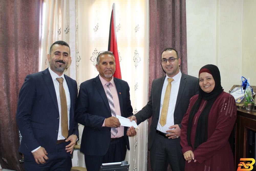 جانب من تسليم الدعم للمدرسة البنك الإسلامي الفلسطيني يدعم مدرسة بنات مسقط في أريحا
