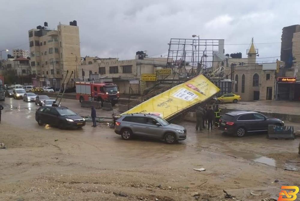 إغلاق شارع قلنديا القدس بسبب سقوط لوحة إعلانات