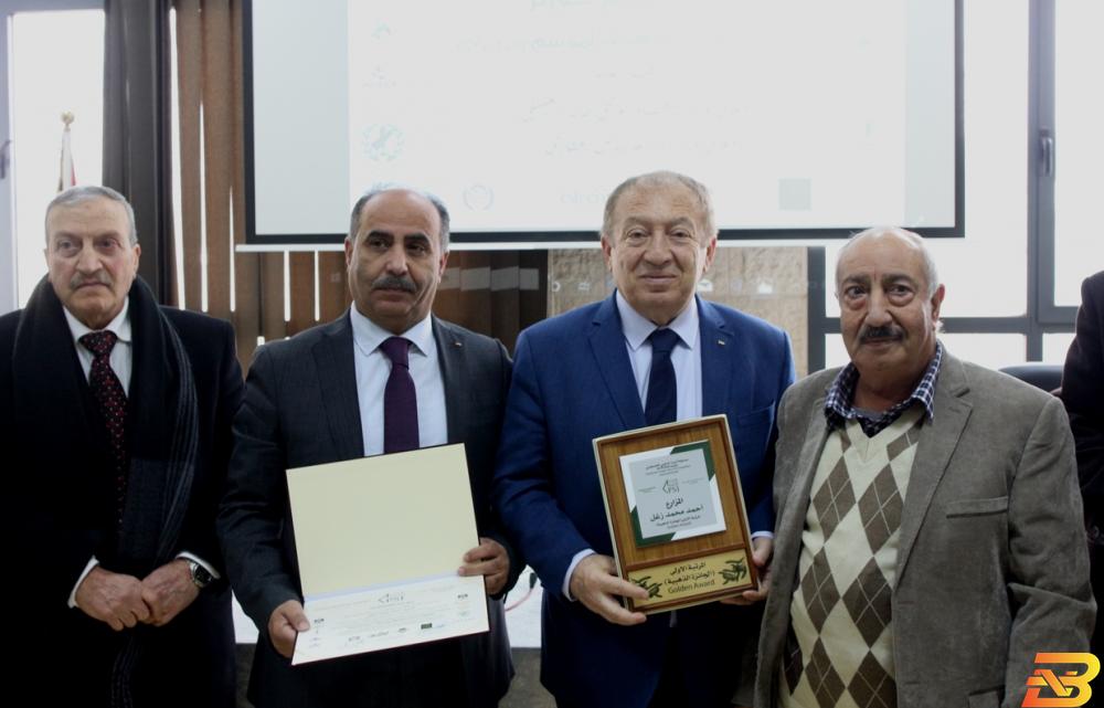 المزارع أحمد محمد زعل يتسلم الجائزة الذهبية الإعلان عن أسماء المزارعين الفائزين بمسابقة الزيت الذهبي