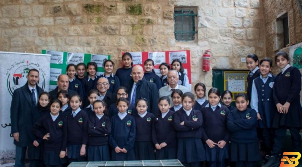جانب من زيارة الرئيس التنفيذي لبنك القدس صلاح هدمي للمدارس بنك القدس يواصل دعمه لمدراس ورياض الأقصى الإسلامية