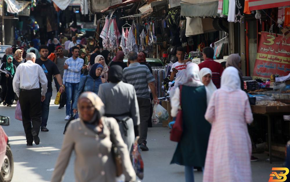 الفلسطينيون يتهافتون على شراء الحاجيات بعد إعلان حالة الطوارئ
