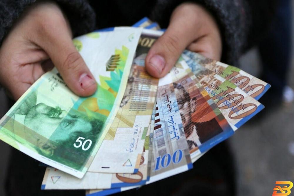 أوراق نقدية من عملة الشيقل-تصوير وكالات السلطة الفلسطينية بمواجهة أزمة مالية غير مسبوقة