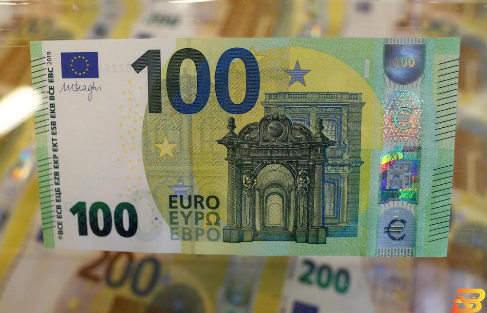 اليورو ينزل عن أعلى مستوى في عامين قبل اجتماع المركزي الأمريكي