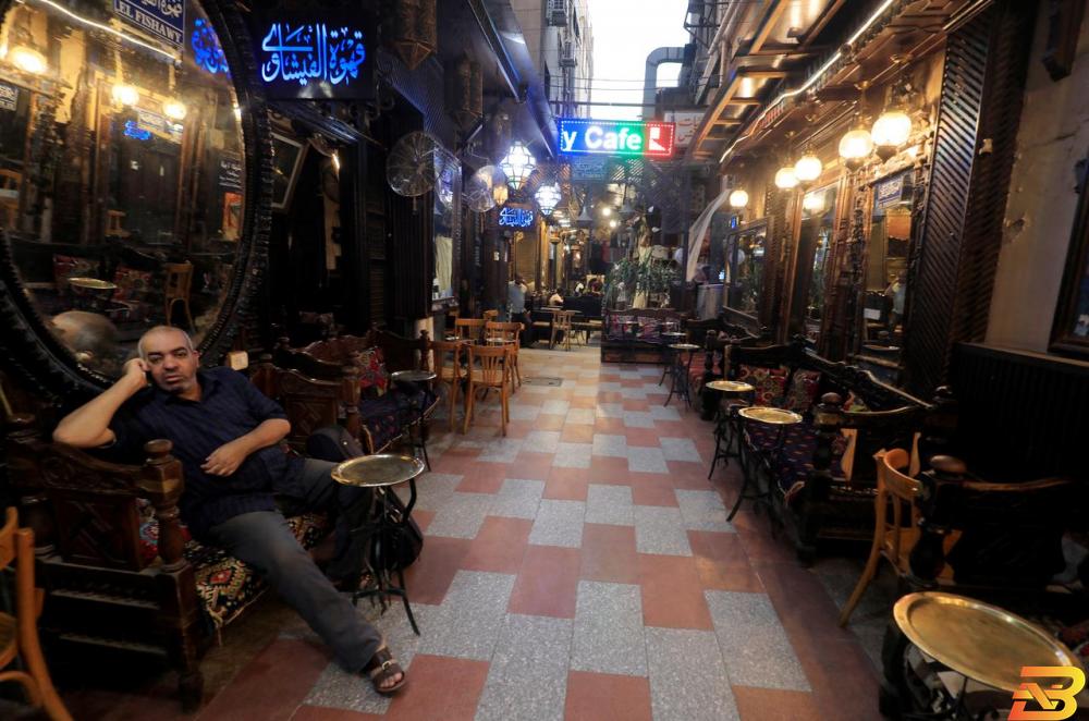 مقاهي القاهرة التي لا تنام تضطر لإغلاق أبوابها مبكرا