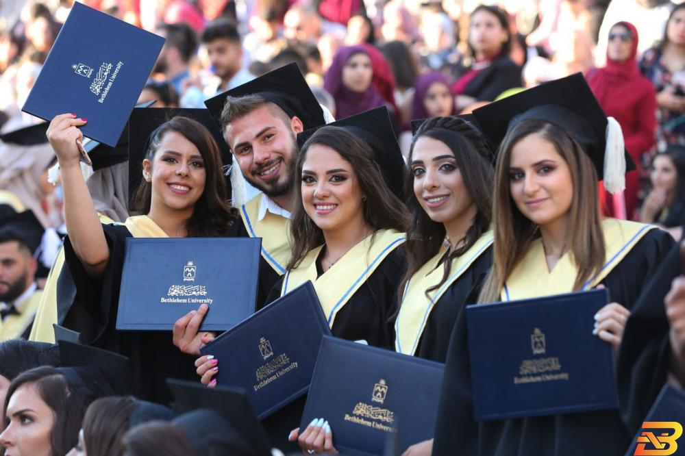 في يومهم العالمي-البطالة تعصف بالشباب الفلسطيني