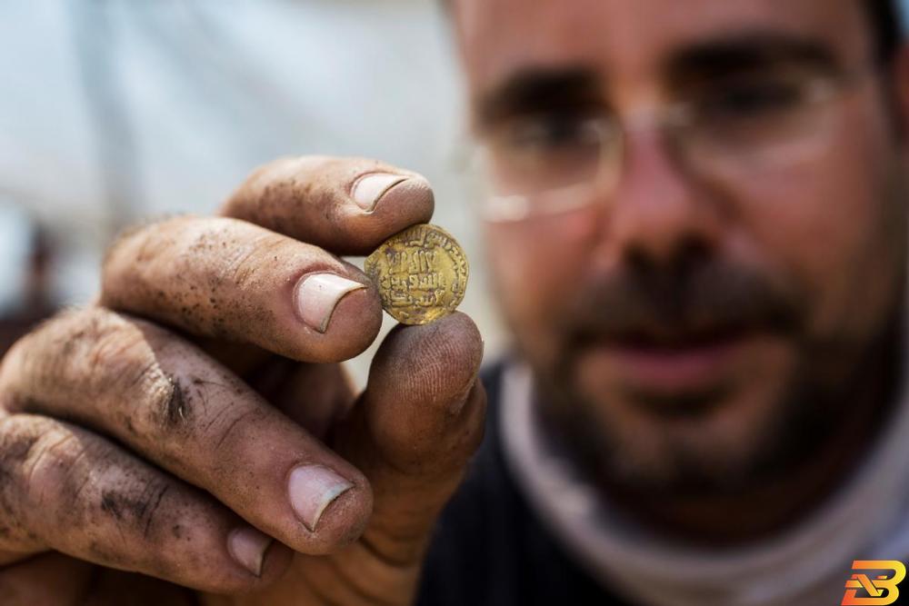 العثور على كنز من العملات الذهبية عمره ألف عام في إسرائيل