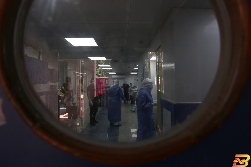 طواقم طبية داخل مستشفى بنابلس-تصوير وفا 6 وفيات و389 إصابة جديدة بفيروس كورونا